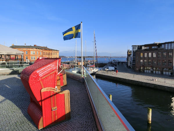 Flaggstång med Sveriges flagga. Vi erbjuder flaggstänger i olika höjder.